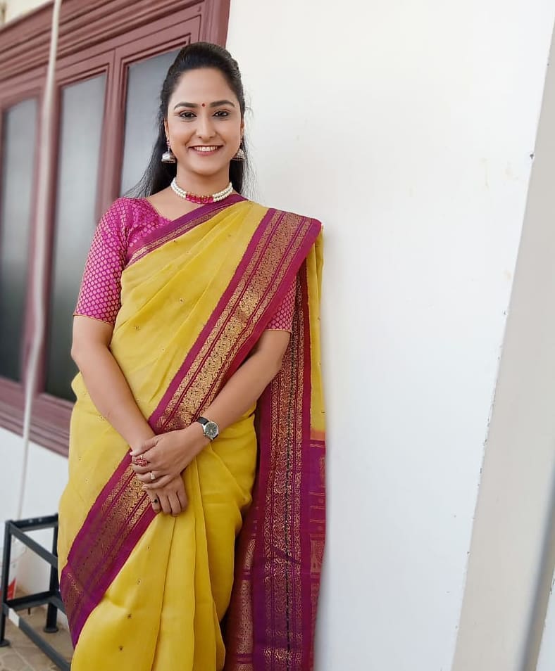 Zee Telugu Tv Anchor Kasi Annapurna In Yellow Saree Blouse